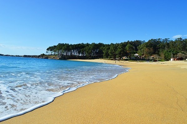 Haz una escapada a la mejor playa de Aldán